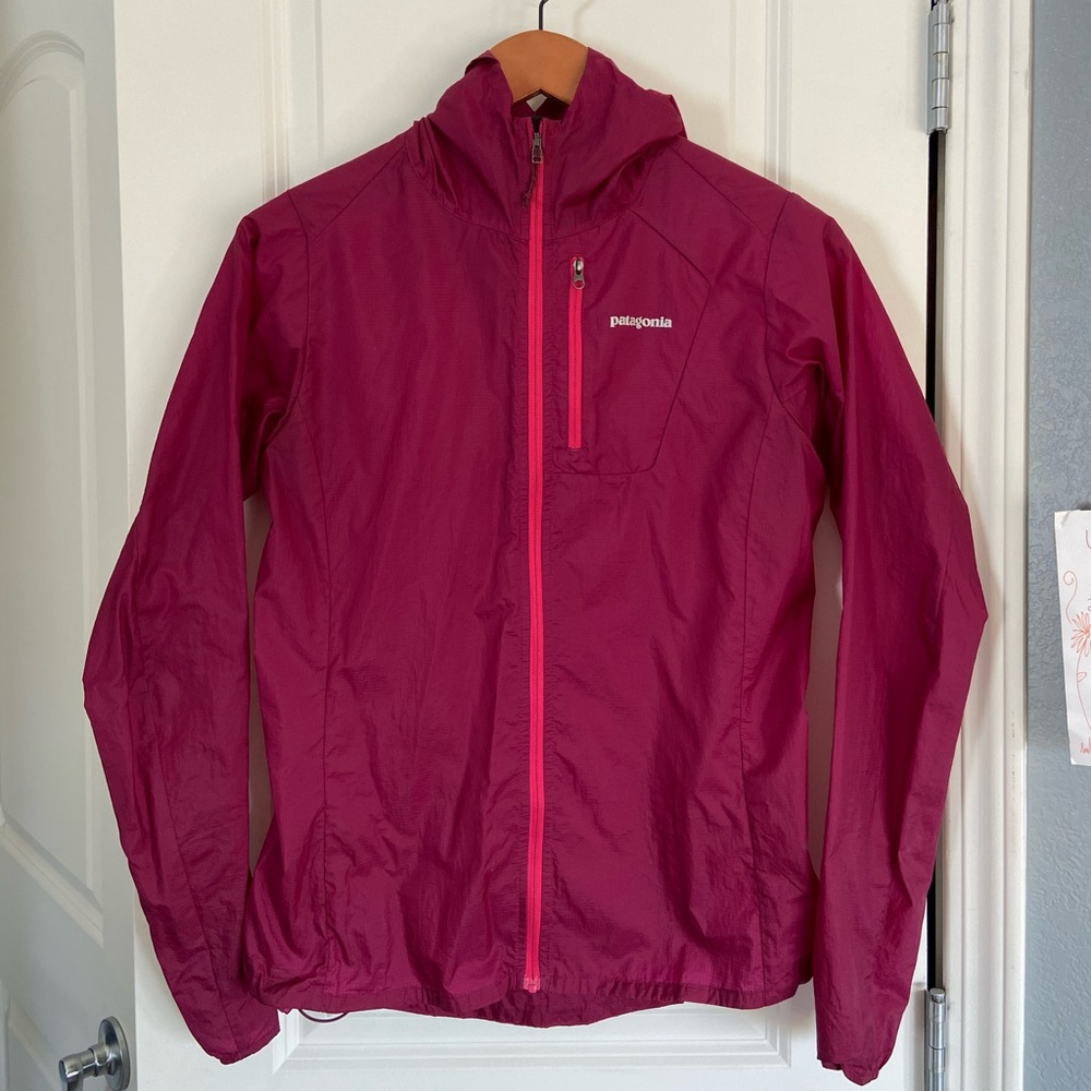 Like new!! Patagonia Houdini Jacket